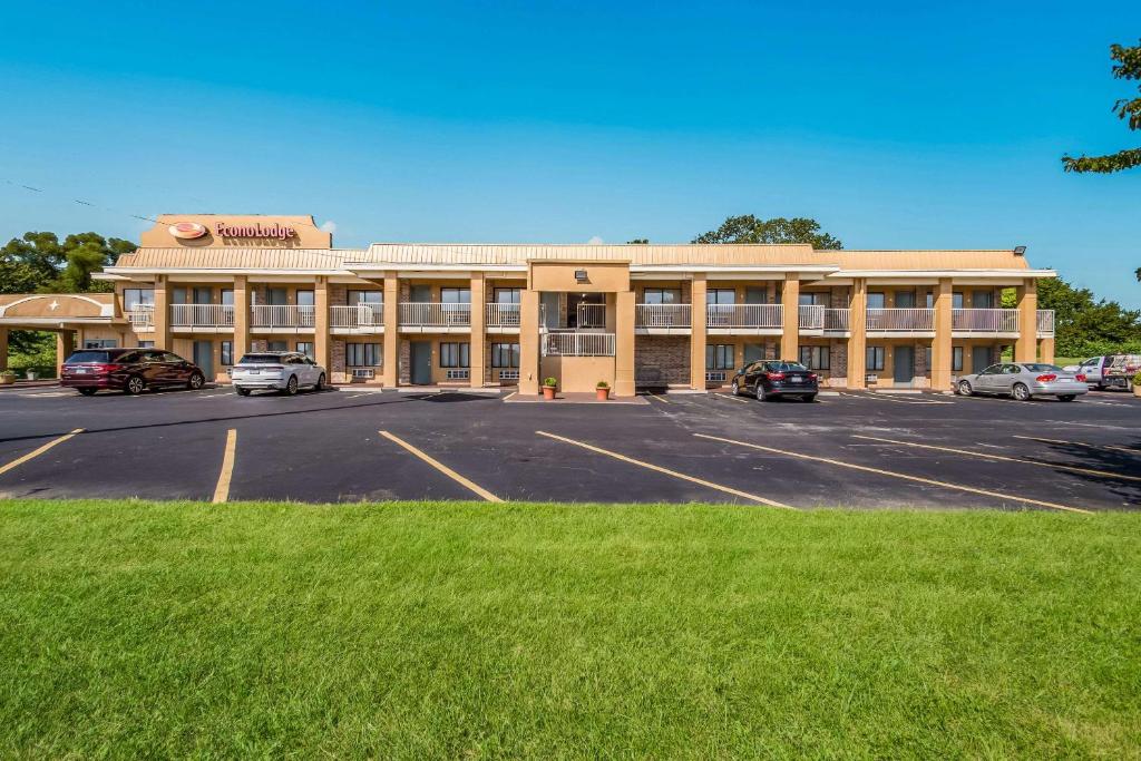 un gran edificio con coches estacionados en un estacionamiento en Econo Lodge Kearney - Liberty en Kearney