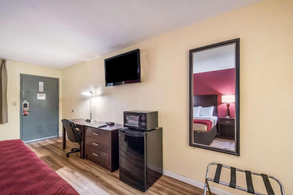 TV a/nebo společenská místnost v ubytování Econo Lodge Kearney - Liberty