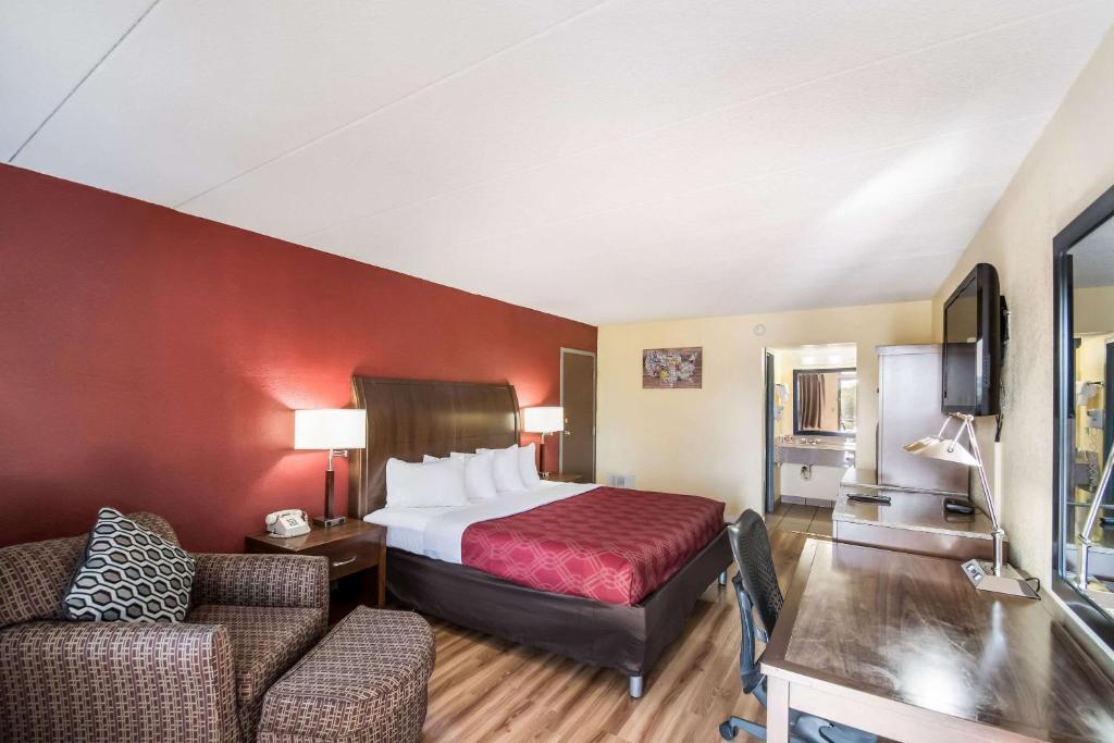 Postel nebo postele na pokoji v ubytování Econo Lodge Kearney - Liberty