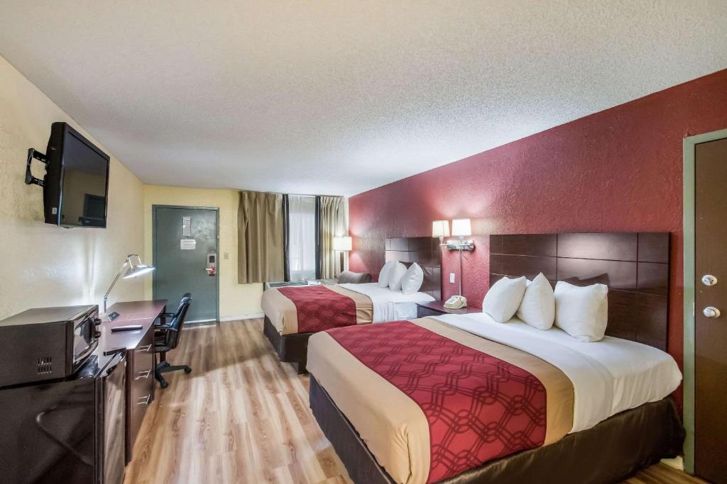 Postel nebo postele na pokoji v ubytování Econo Lodge Kearney - Liberty