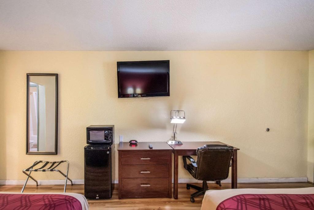 TV a/nebo společenská místnost v ubytování Econo Lodge Kearney - Liberty