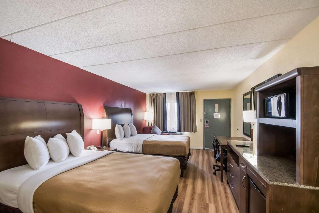 Postel nebo postele na pokoji v ubytování Econo Lodge Kearney - Liberty