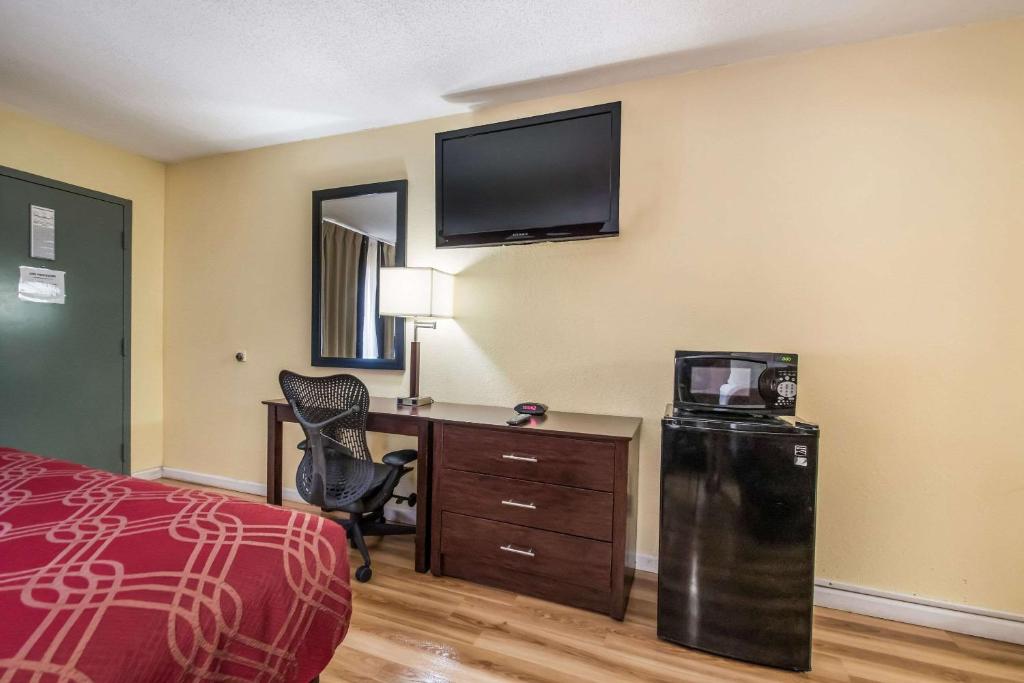 TV a/nebo společenská místnost v ubytování Econo Lodge Kearney - Liberty