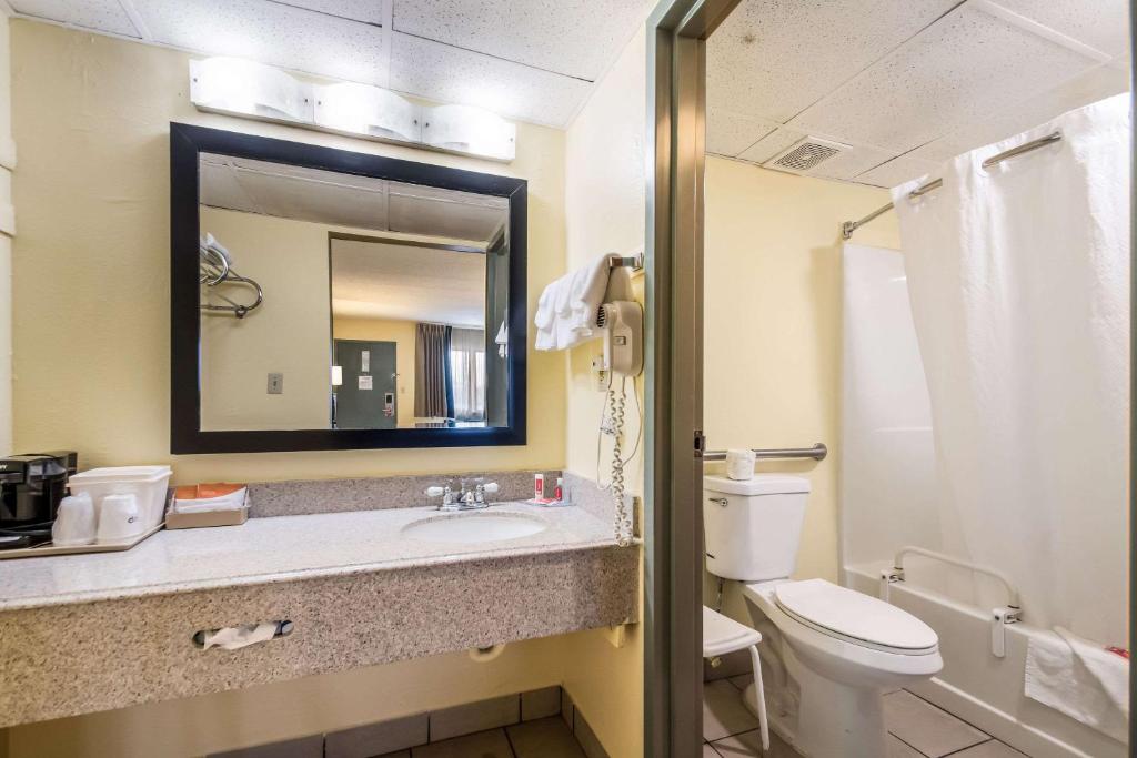 Koupelna v ubytování Econo Lodge Kearney - Liberty