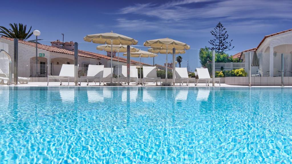 The swimming pool at or close to Bungalows Adonis
