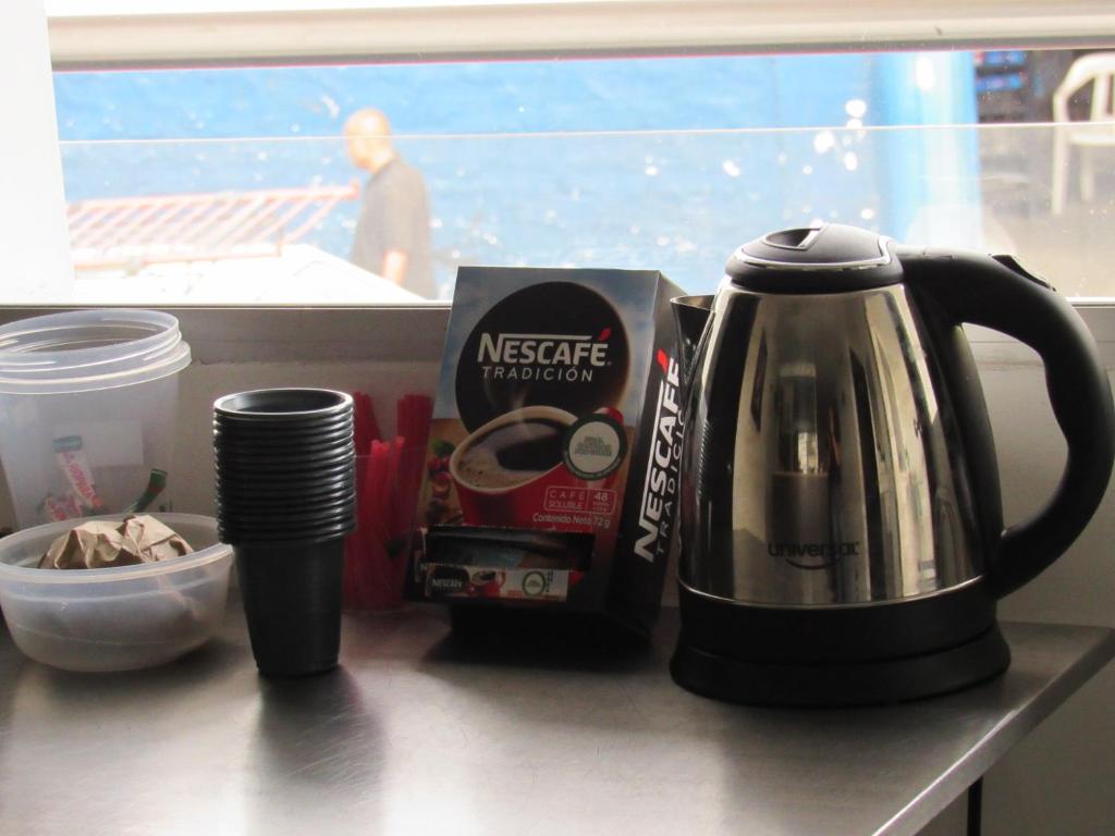麥德林的住宿－Hotel Murano Medellín，厨房柜台配有咖啡机和水壶