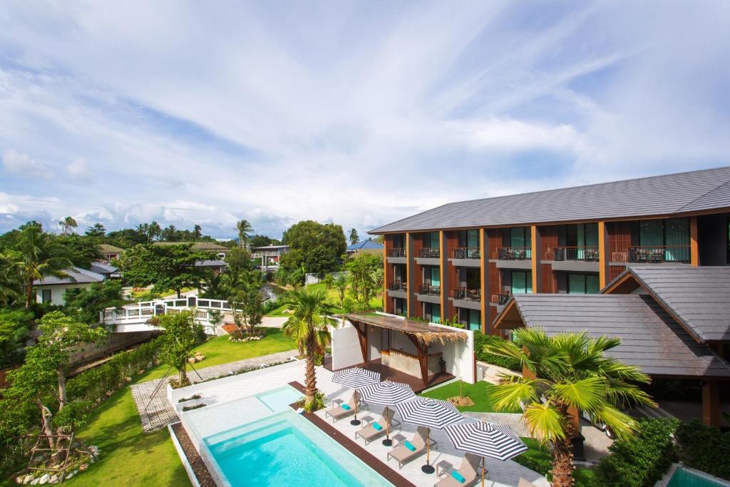 een luchtzicht op een resort met een zwembad bij The Canale Samui Resort - SHA Extra Plus in Chaweng Beach