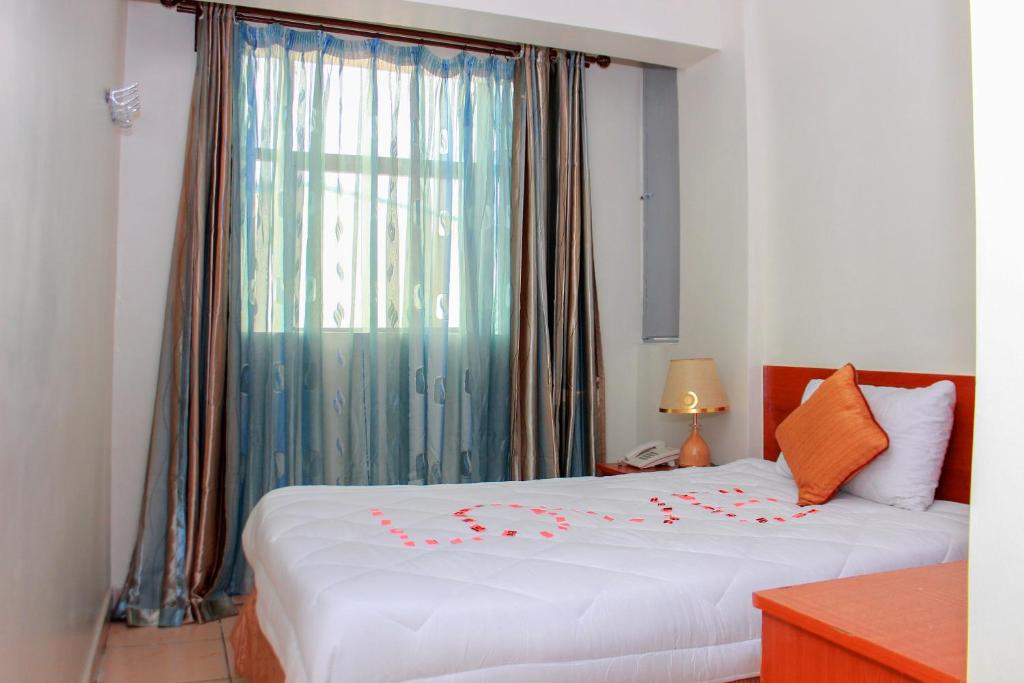 Postel nebo postele na pokoji v ubytování Sheratton Regency Hotel Nairobi