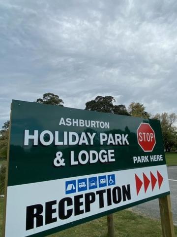 un letrero para un camping resort y un lodge en Ashburton Holiday Park en Ashburton