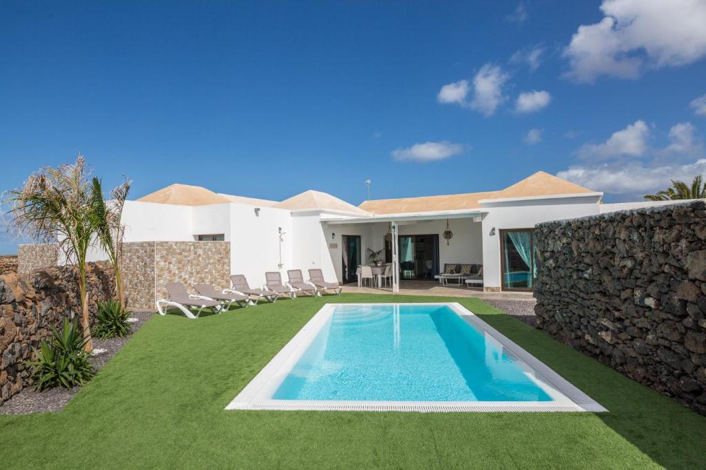 een afbeelding van een villa met zwembad bij Villa La Era 1 in Cotillo