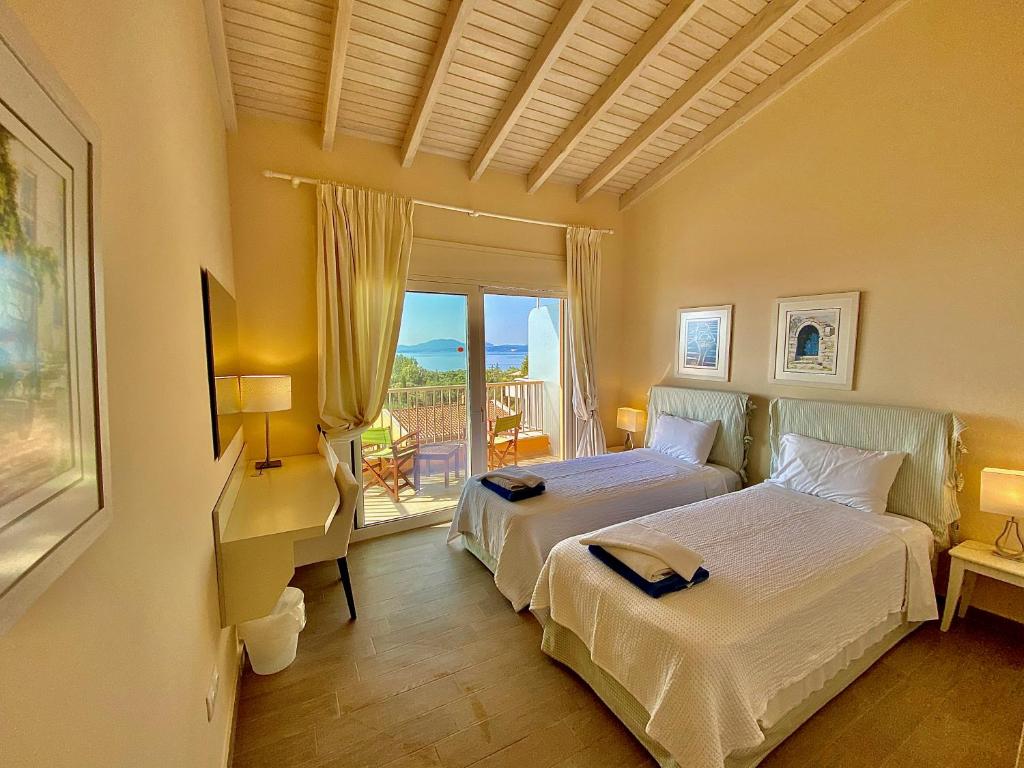 Ein Bett oder Betten in einem Zimmer der Unterkunft La Riviera Barbati Seaside Apartments & villas