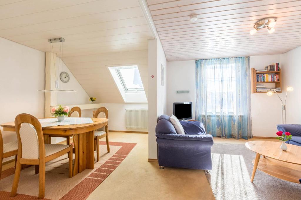 een woonkamer en eetkamer met een tafel en stoelen bij Ferienwohnung zum Seeblick in Öhningen