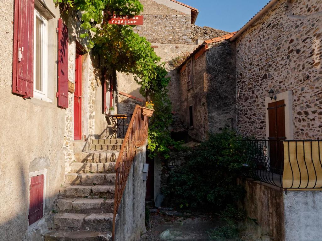 Une allée avec des escaliers se trouve dans un bâtiment ancien. dans l'établissement La Maison du Voyageur, à Les Ilhes