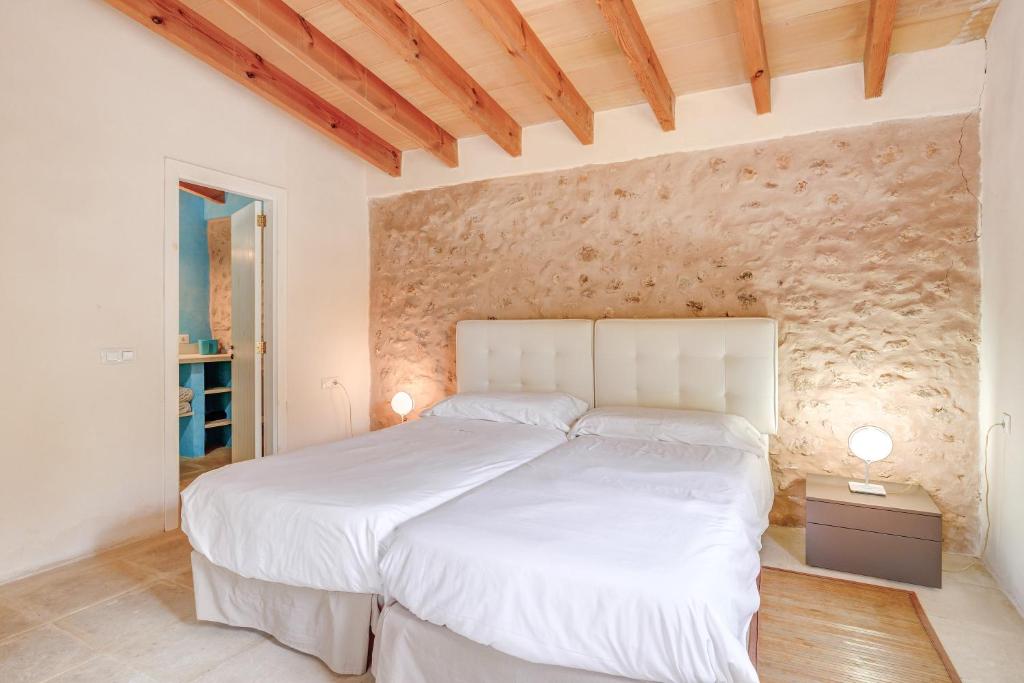 A bed or beds in a room at Possessio Sa Barrala Gallinero