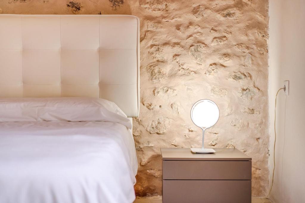 A bed or beds in a room at Possessio Sa Barrala Gallinero