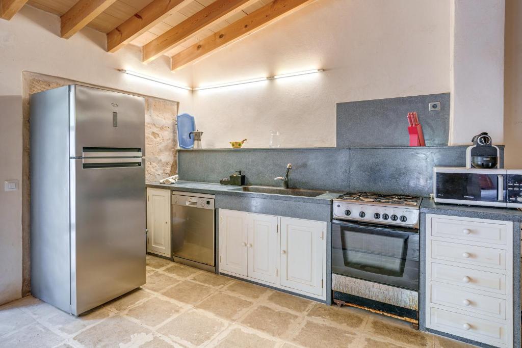 A kitchen or kitchenette at Possessio Sa Barrala Gallinero