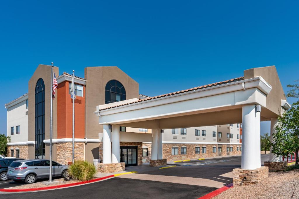 un estacionamiento frente a un edificio en Holiday Inn Express Hotel & Suites Albuquerque - North Balloon Fiesta Park, an IHG Hotel, en Albuquerque