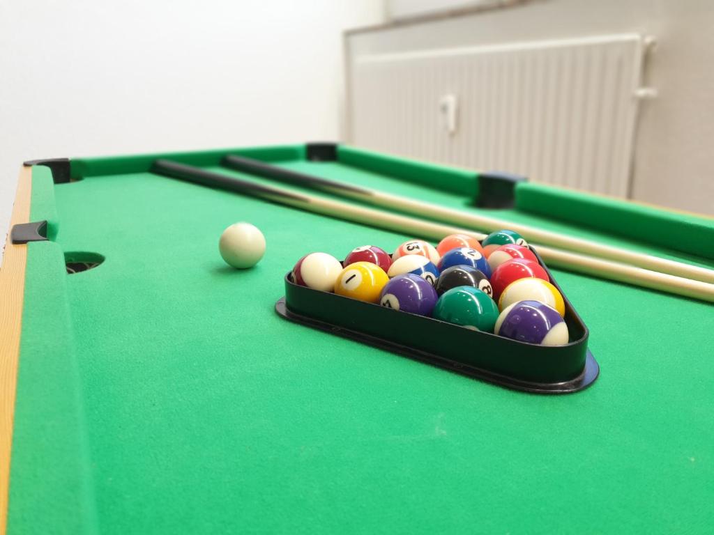 einen Snookertisch mit einem Satz Poolbällchen in der Unterkunft Große 130qm Ferienwohnung mit Whirlpool in Sulzbach