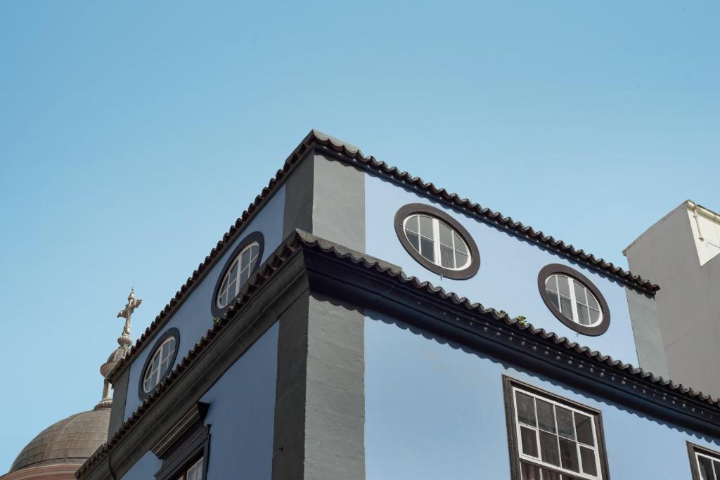 un bâtiment avec un ciel bleu en arrière-plan dans l'établissement La Buhardilla de La Vicaría, à La Laguna