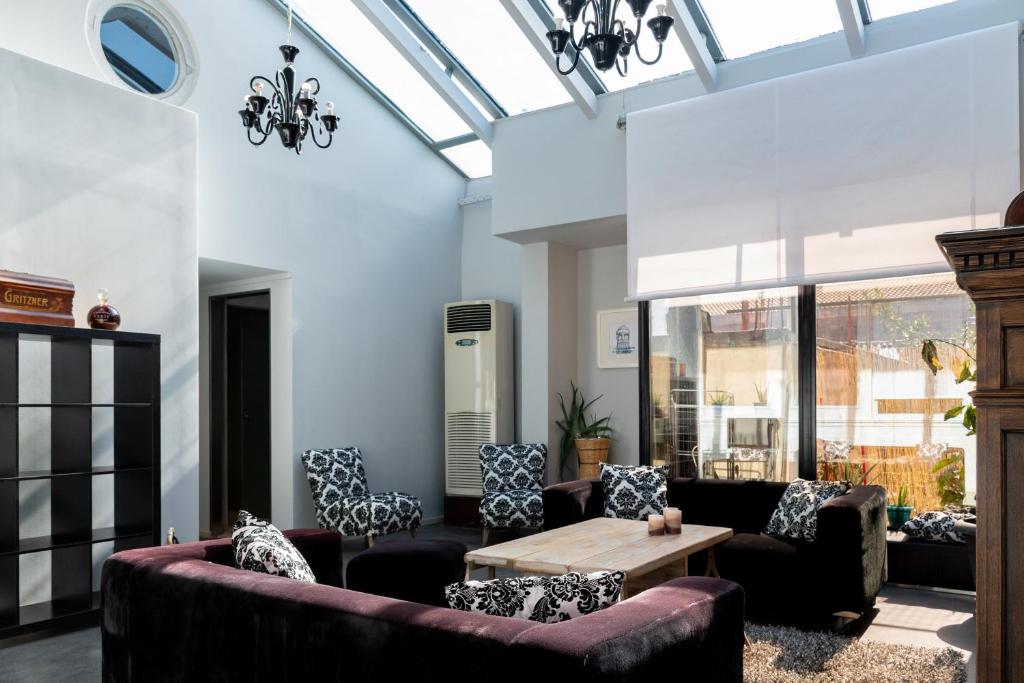 Posezení v ubytování Sinanis city home
