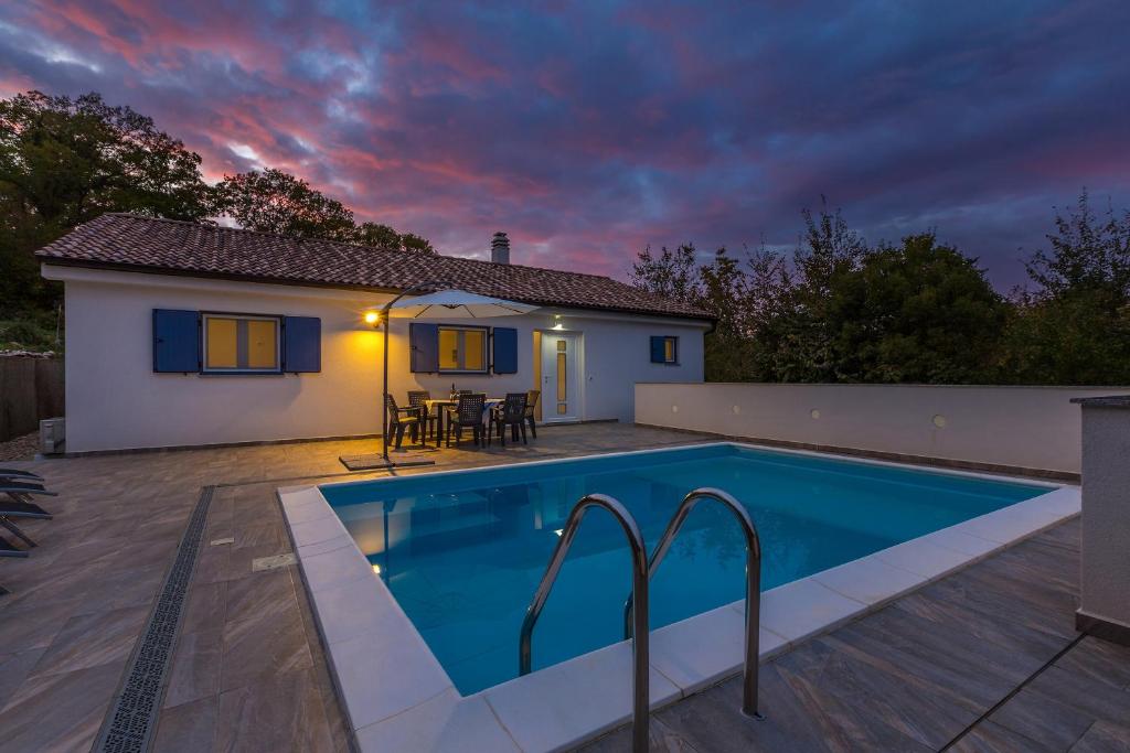 willa z basenem przed domem w obiekcie Holiday house TRANQUILLITY w mieście Gabonjin