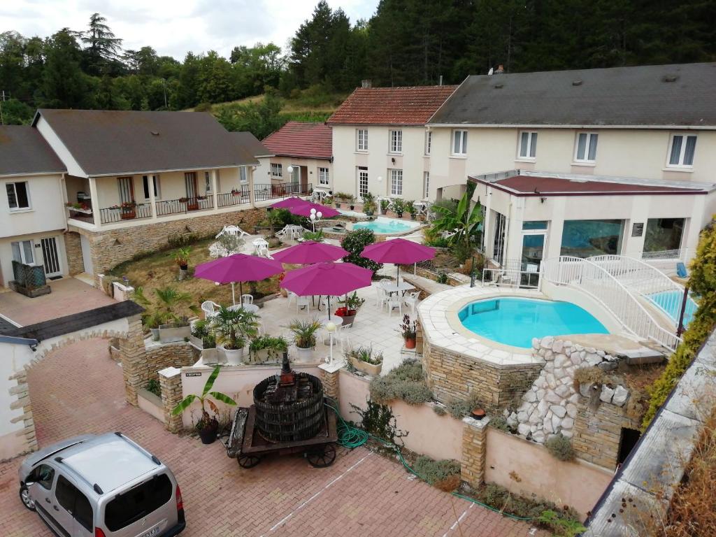 een luchtzicht op een huis met een zwembad en parasols bij Lud'Hôtel in Savigny-lès-Beaune