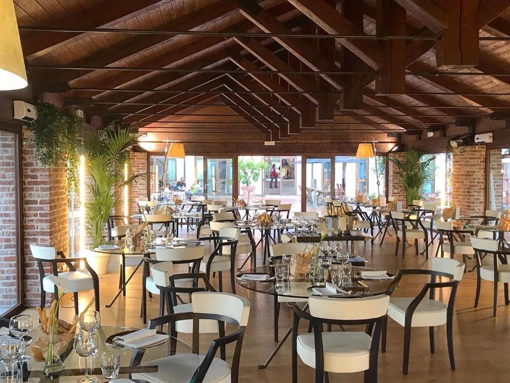 Reštaurácia alebo iné gastronomické zariadenie v ubytovaní Relais Santo Stefano