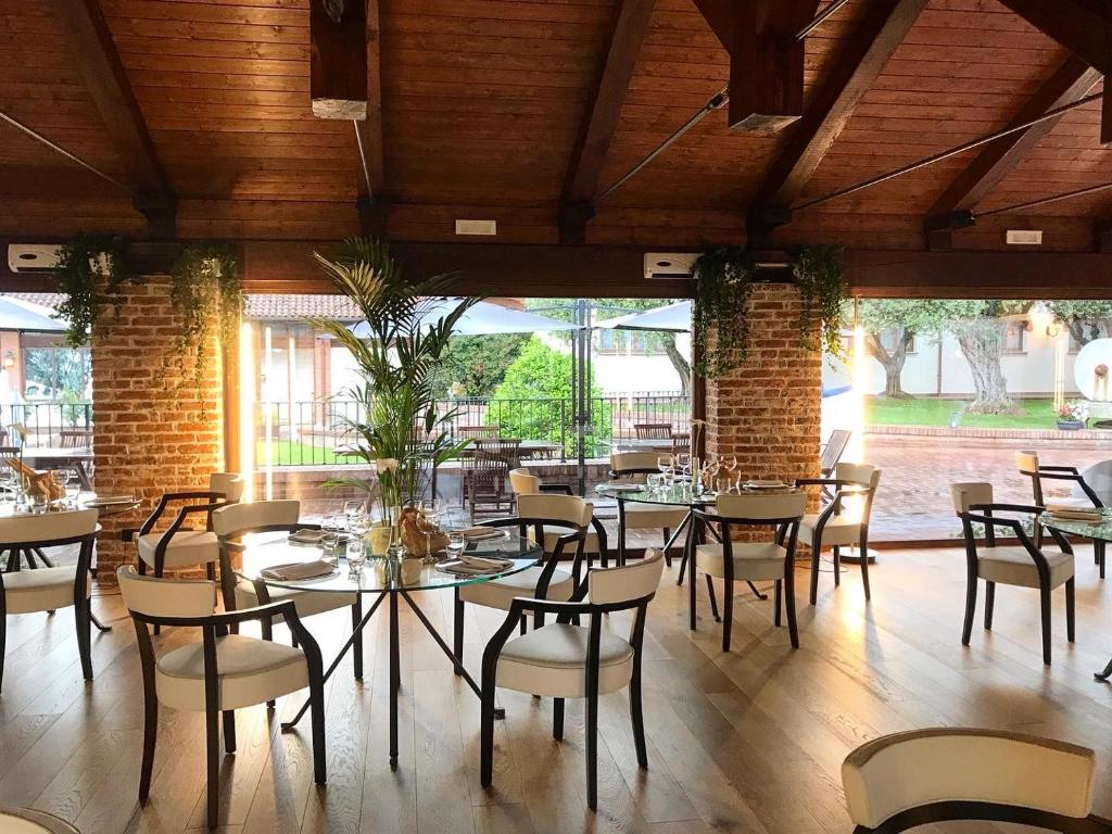 Reštaurácia alebo iné gastronomické zariadenie v ubytovaní Relais Santo Stefano