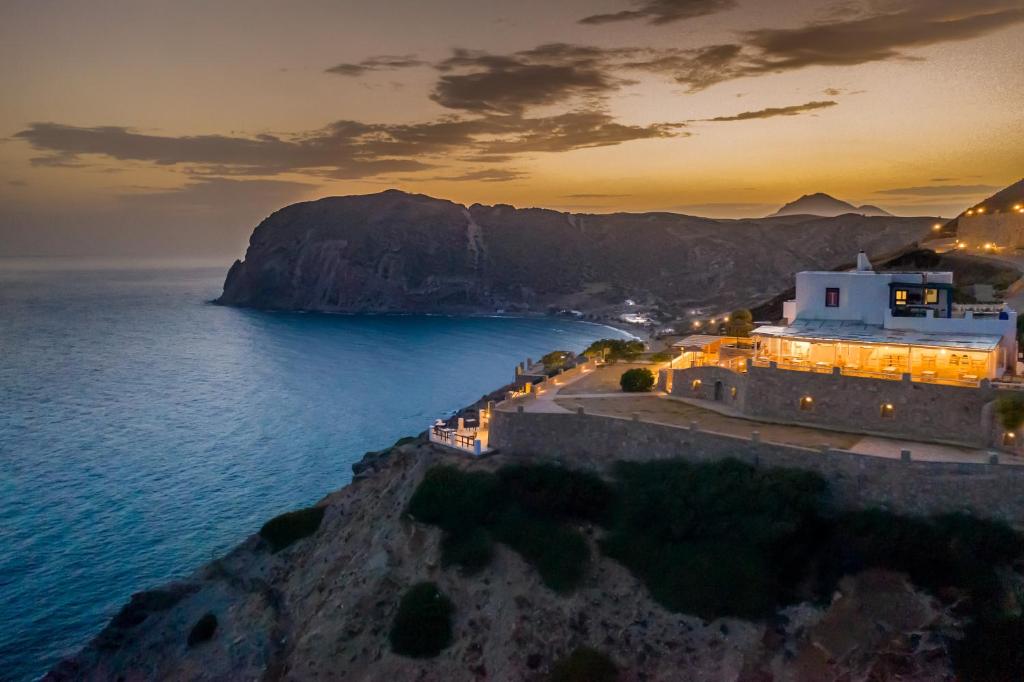 una vista aérea de la costa amalfi por la noche en Psaravolada Hotel Milos en Agia Kiriaki Beach