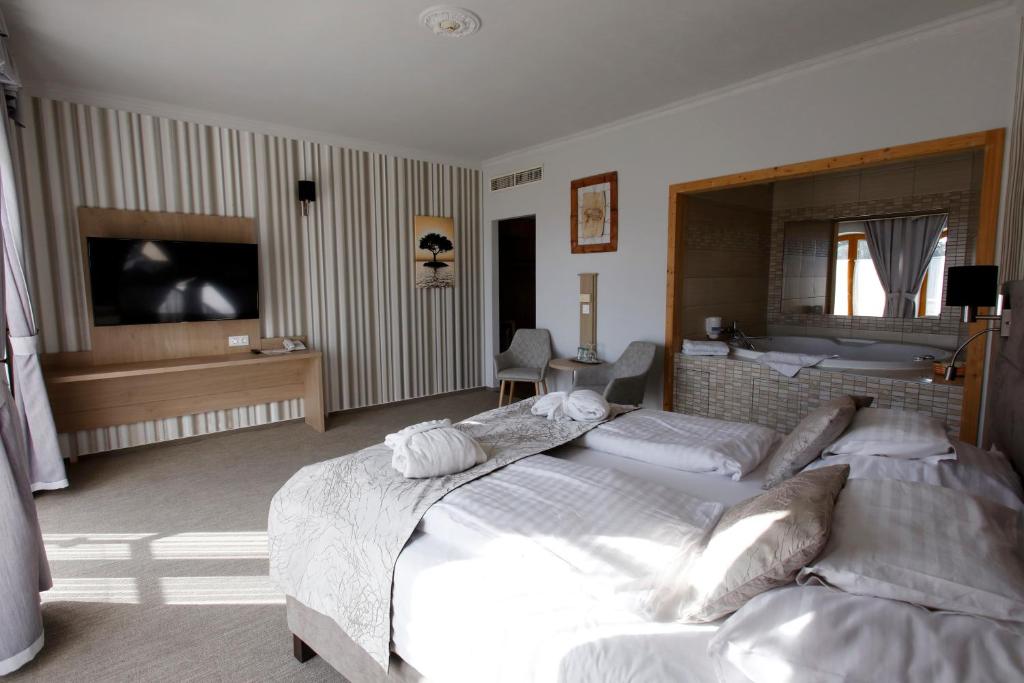 Postel nebo postele na pokoji v ubytování Wellness Hotel Laroba