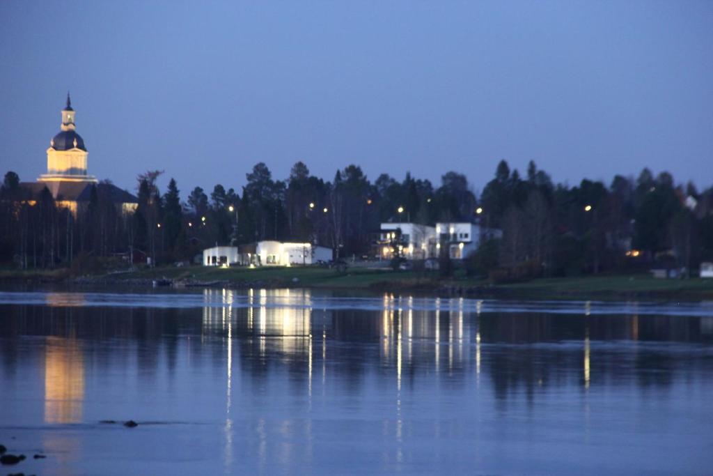 Výhled na řeku, která protéká v blízkosti hotelu