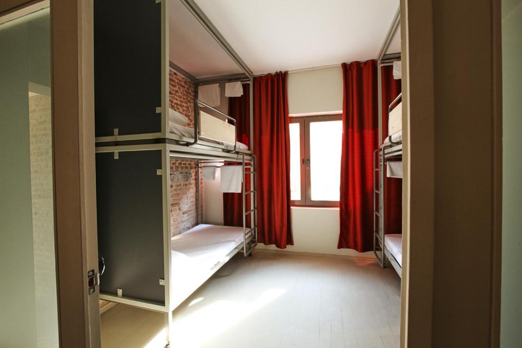Postel nebo postele na pokoji v ubytování FLANEUR HOSTEL