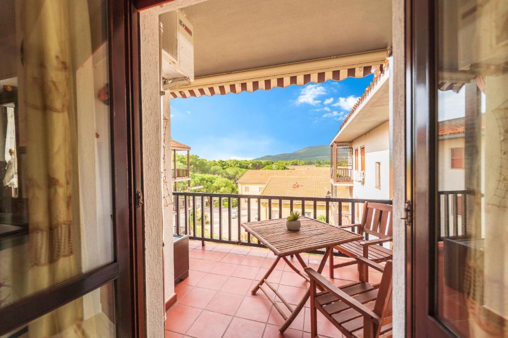 a balcony with a table and a view of a field at Alghero Amantiosu Casa Vacanze in Alghero