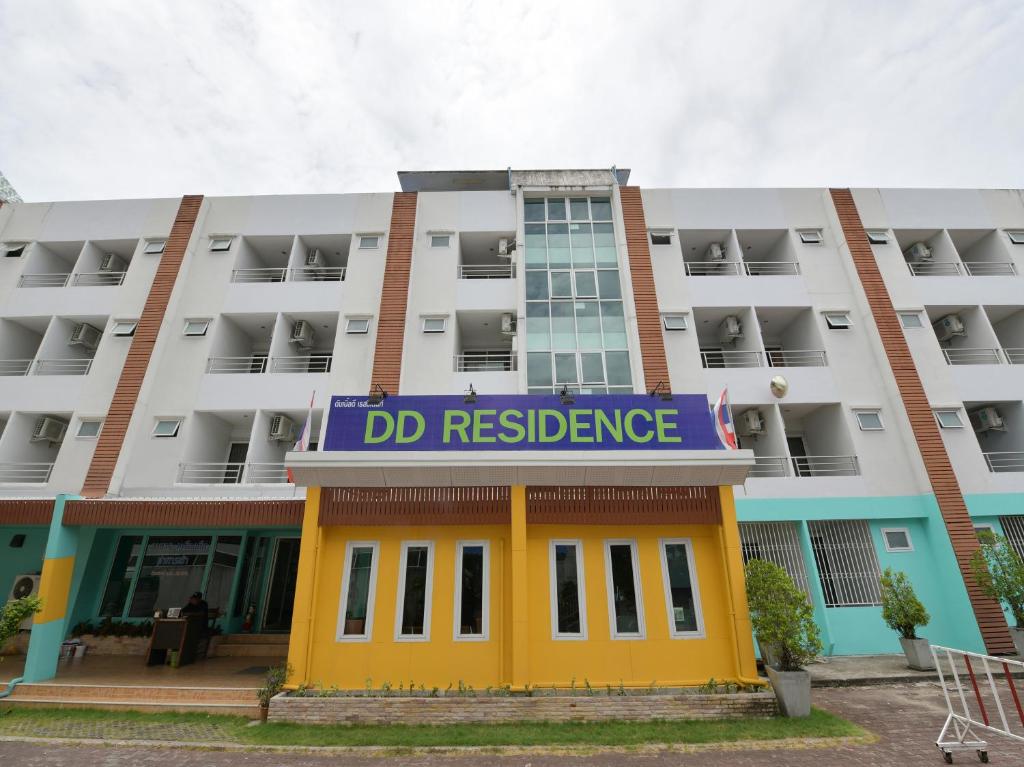 un edificio con un cartel que dice residencia dd en DD Residence en Rayong