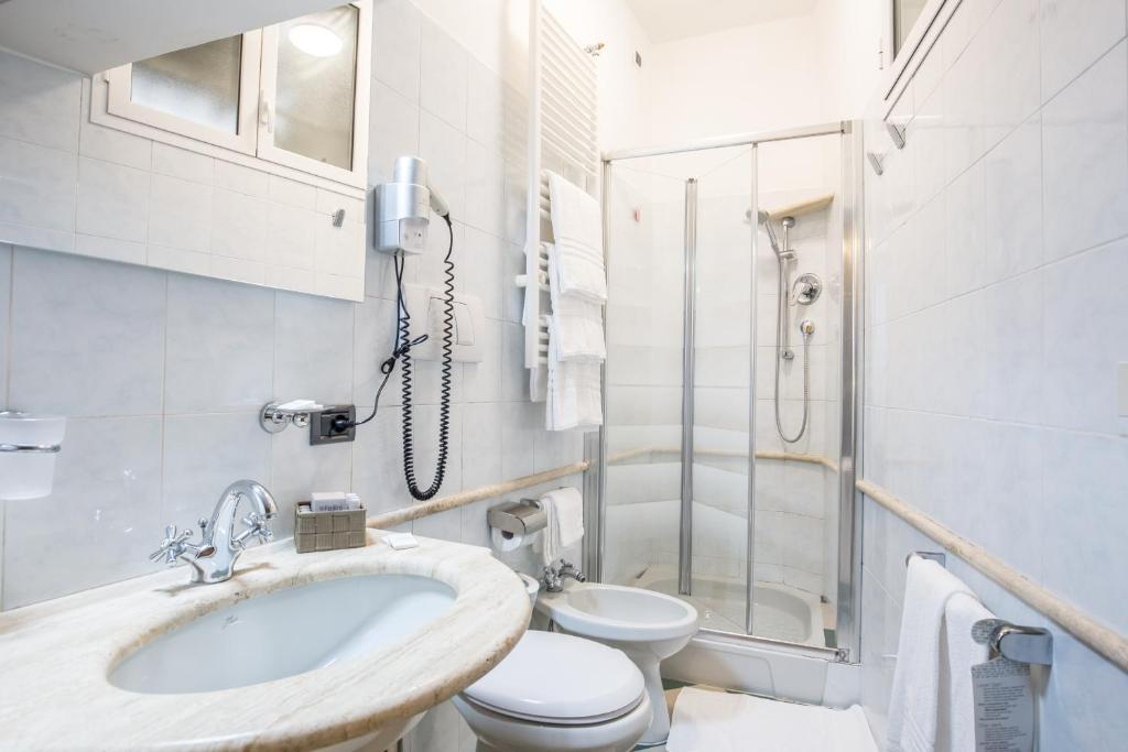 Hotel Fellini a Fontana di Trevi - Resim 22