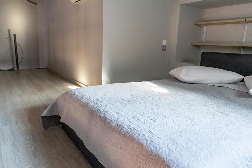 Postel nebo postele na pokoji v ubytování Sinanis city home