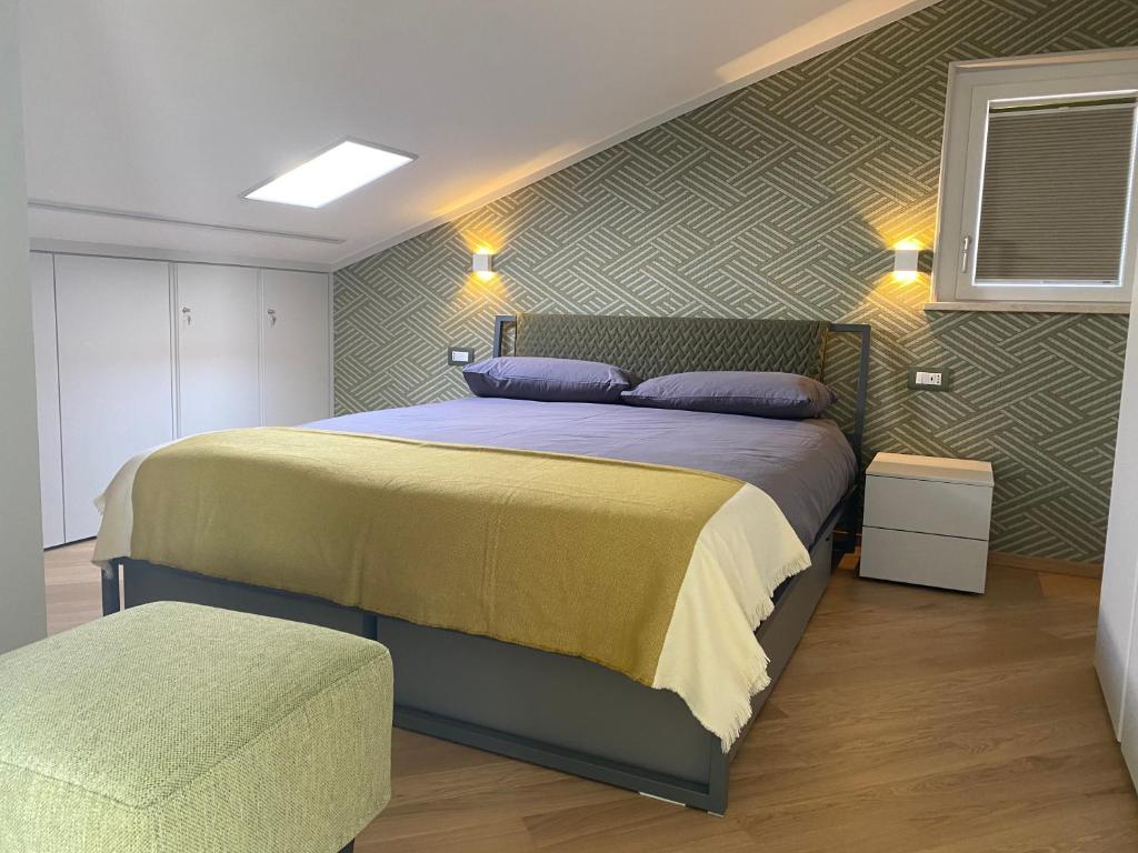 1 dormitorio con 1 cama grande con almohadas azules en SUITE 168, en Pescara