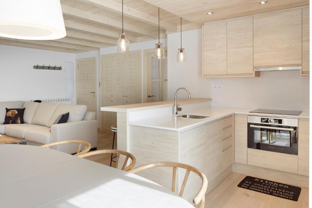 Kuchyň nebo kuchyňský kout v ubytování Val de Ruda Luxe 53 by FeelFree Rentals