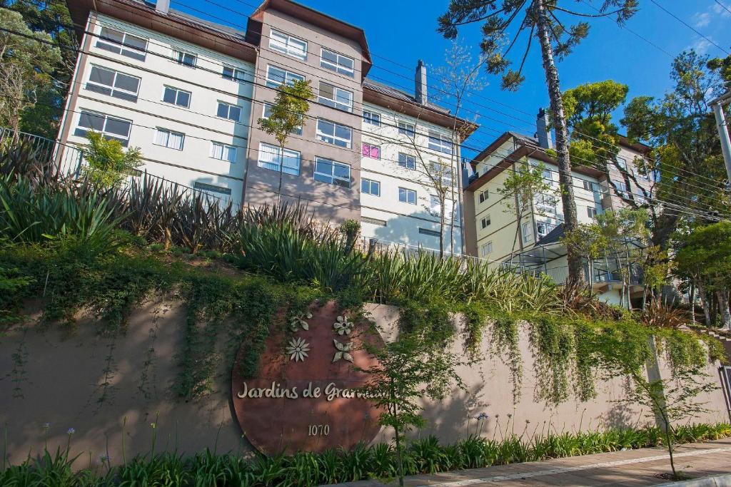 Jardins de Gramado 102 - 2 Suítes e Lavabo no Centro  Jardins de Gramado 102 - 2 Suítes e Lavabo no Centro