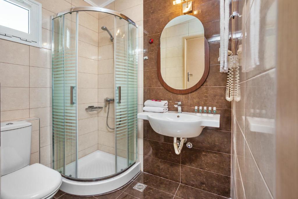 Koupelna v ubytování Iris Hotel