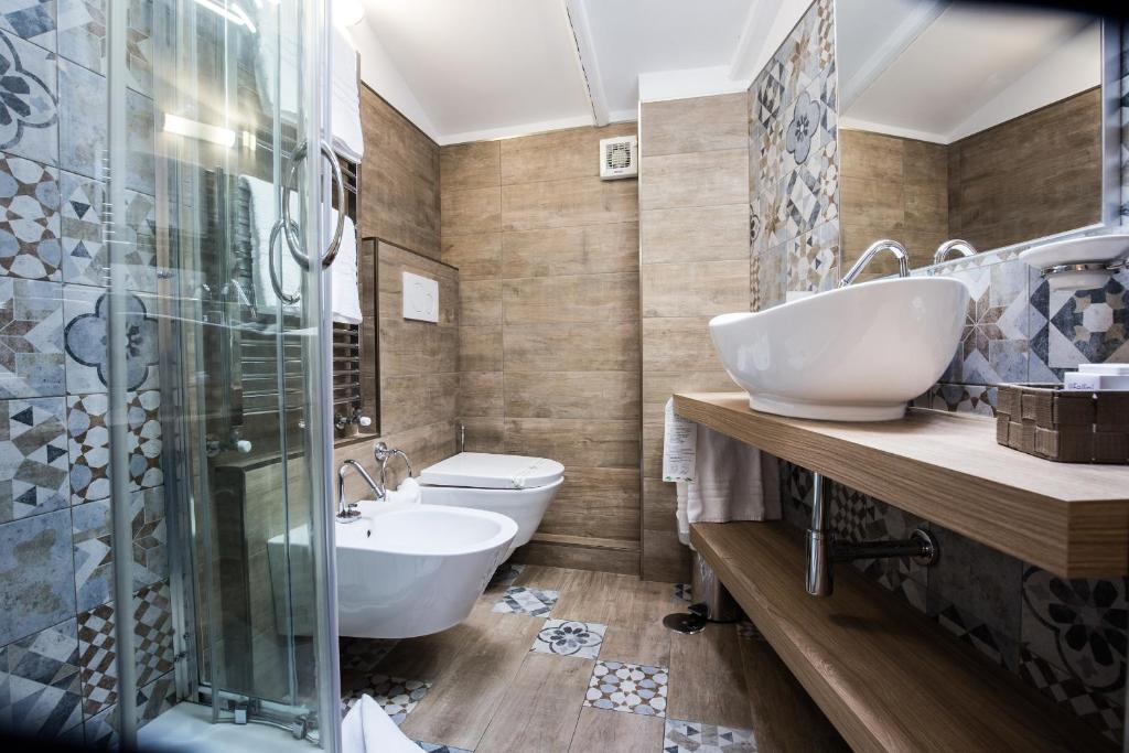 Łazienka w obiekcie Hotel Fellini a Fontana di Trevi
