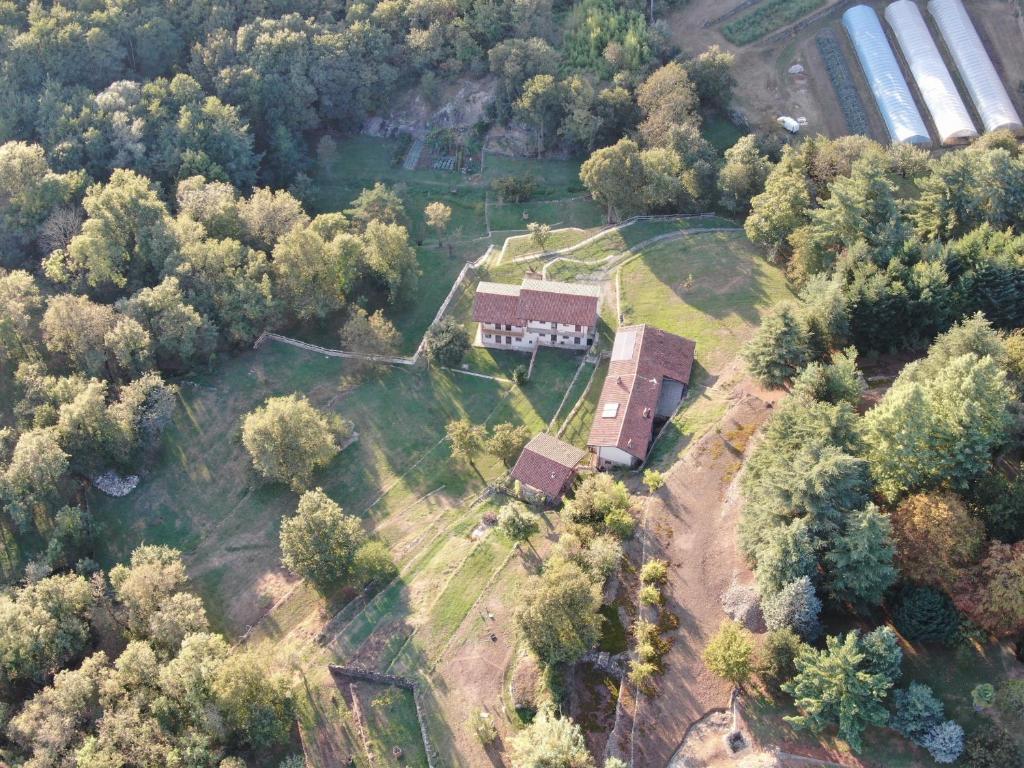 una vista aerea di una fattoria con una casa e alberi di Residenza di Campagna a Chiaverano