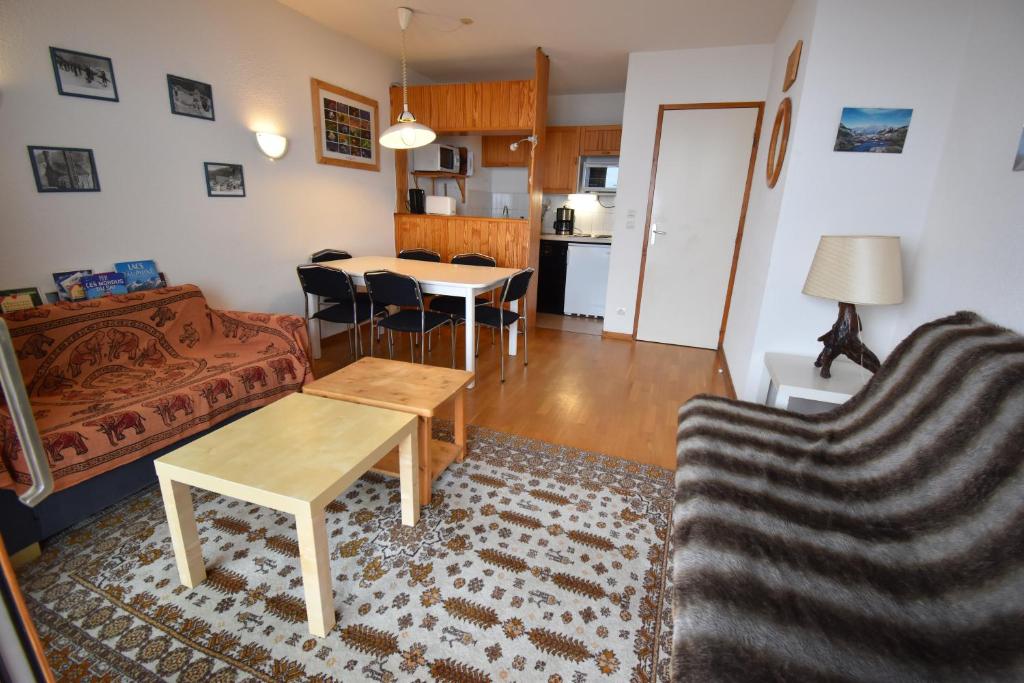 un salon avec un canapé et une table dans l'établissement VAUJANYLOCATIONS - Cochette II Apt 1 & 2, à Vaujany