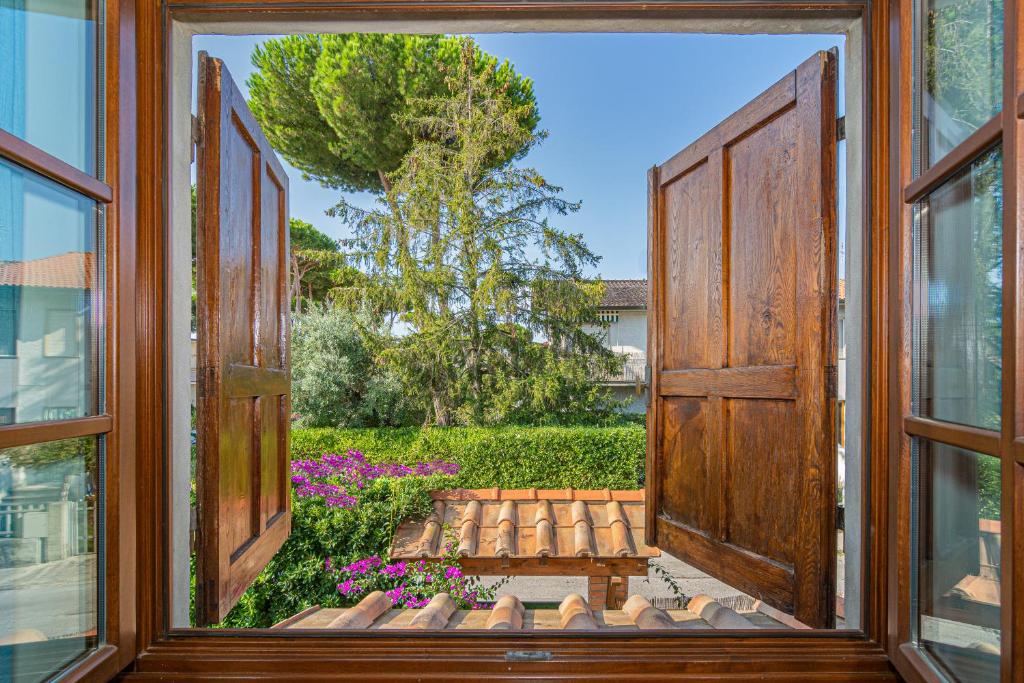 A garden outside Villa Il Fortino