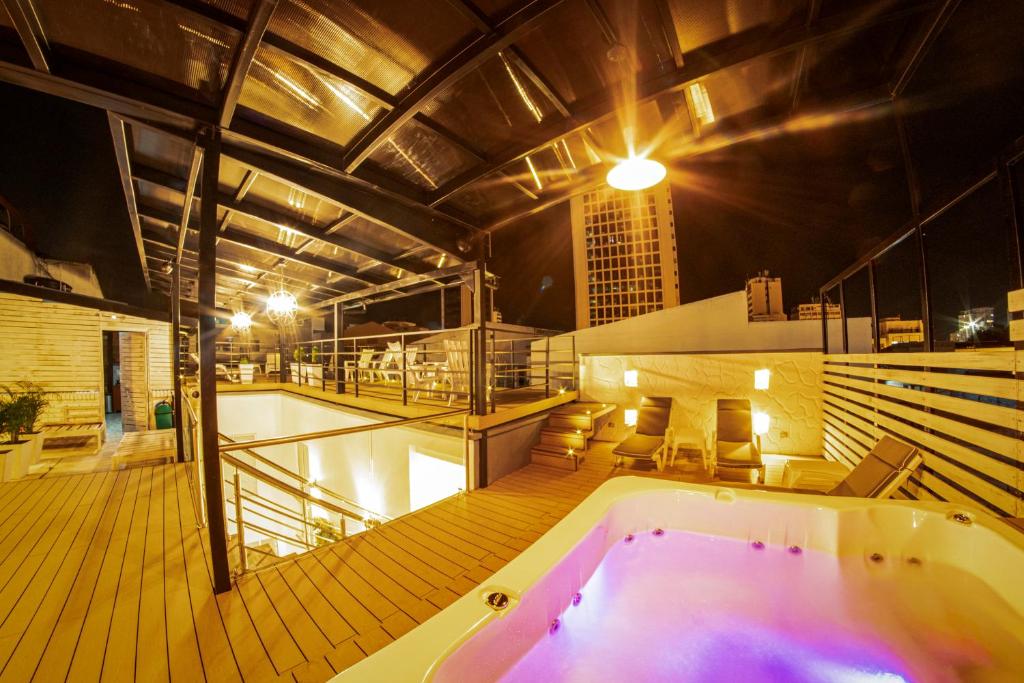 un edificio con bañera de hidromasaje en una terraza por la noche en Casa Amanzi Hotel Cartagena, en Cartagena de Indias