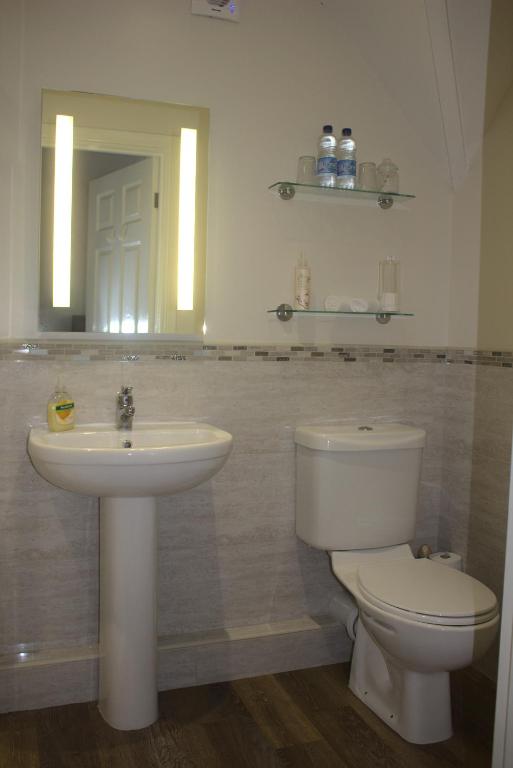 Westwood Lodge B & B Boston - 