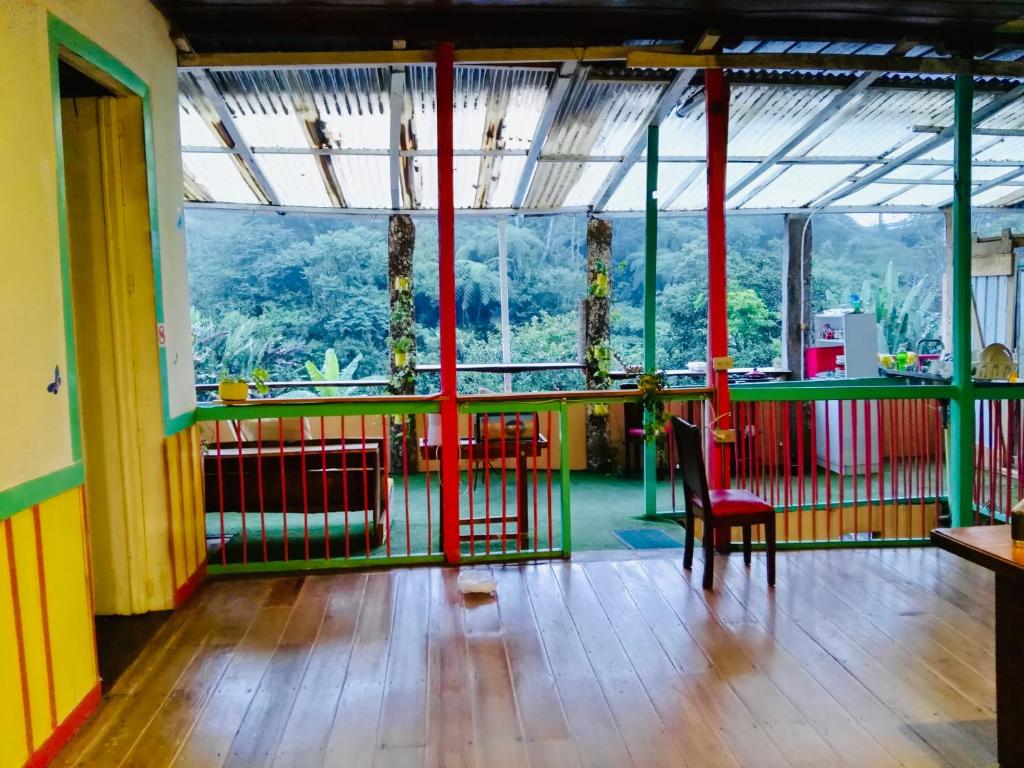 Un balcón o terraza en HOSTAL CASA VICTORIA PIJAO