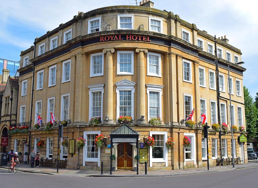 un gran edificio amarillo con un cartel. en Royal Hotel en Bath