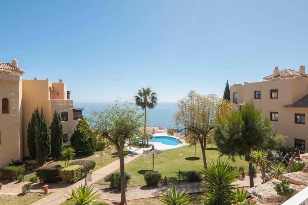 035 - Bright and Relaxing Two Bedroom Apartment with Sea ...