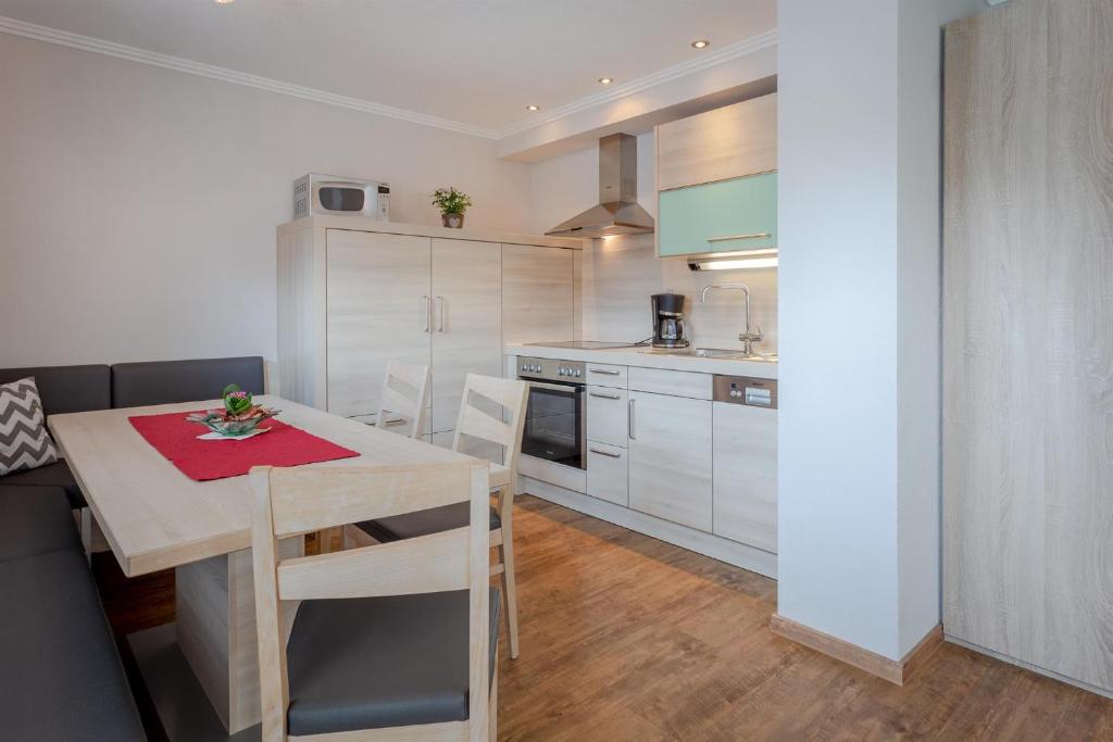 A kitchen or kitchenette at Appartements KATHARINA